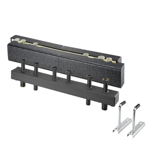 Hydraulische Weiche von Oventrop mit Wärmedämmung, bestehend aus zwei getrennten Bauteilen und Anschlussmöglichkeiten für drei Heizkreise.